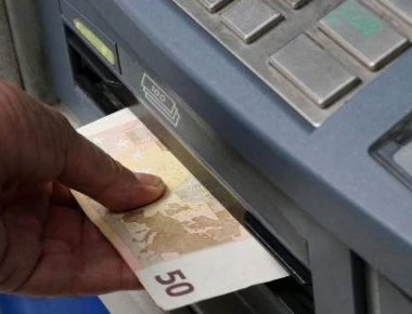 Νέα χαλάρωση των capital controls - Πόσα χρήματα θα μπορείτε να σηκώσετε από το ΑΤΜ και πόσα να βγάλετε στο εξωτερικό